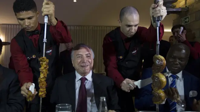 اختتم تامر لقاءه مع السفراء بدعوتهم لتناول وجبة عشاء في مطعم يقدم وجبات شواء تقليدية من اللحوم البرازيلية