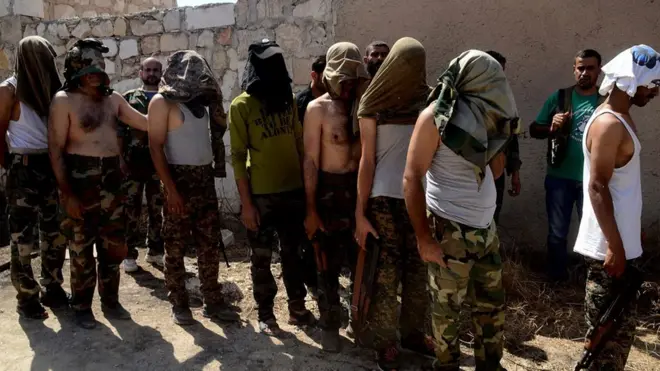 Suriye'de devlete bağlı medya, Halep'te teslim olduğunu söylediği isyancıların fotoğraflarını yayınladı.