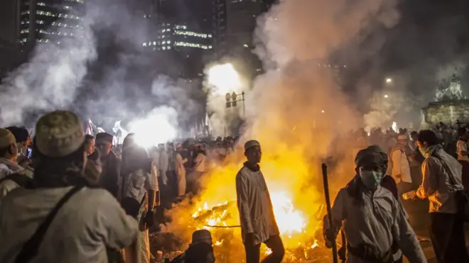 Сотни манифестантов отказались расходиться и продолжили занимать улицы после заката, вступив в противостояние с полицией