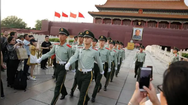 Đôi khi những ảnh du khách chụp ở quảng trường Thiên An Môn ngày nay vô tình bị chặn nhầm