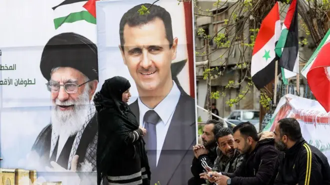 تصویری از علی خامنه‌ای در کنار عکسی از بشار اسد در دمشق، پیش از سقوط اسد