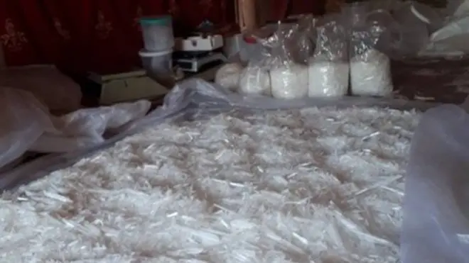 Afganistan'daki uyuşturucu laboratuarlarında, doğada bulunan bir bitkiden meth üretiliyor.