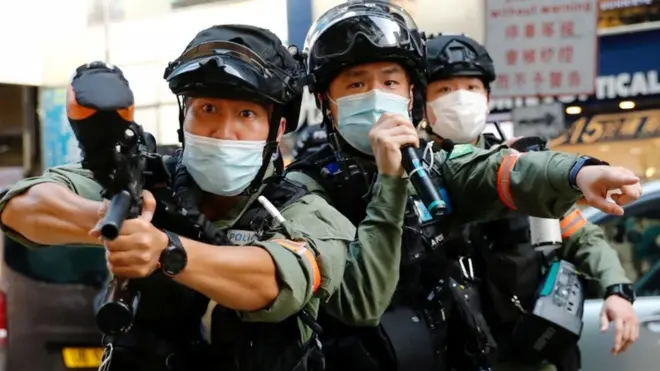 นสพ.นิวยอร์กไทมส์ รายงานว่า มีตำรวจปราบจลาจลออกปฏิบัติการหลายพันคน