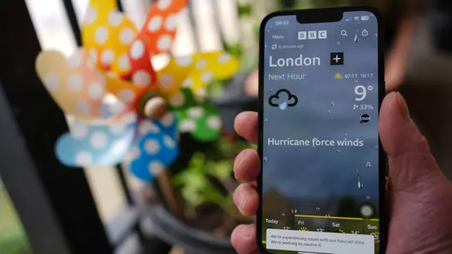 Uraganski vetrovi u Londonu - piše na telefonu