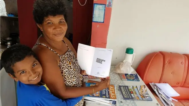 Damiao le está enseñando a leer a su madre de 42 años de edad.