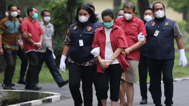 Polisi menggiring para tersangka penjualan vaksin Covid-19 saat rilis kasus di Polda Sumatera Utara, Medan, Sumatera Utara, Jumat (21/05. Polda Sumatera Utara menangkap empat orang tersangka di antaranya oknum ASN Rutan Kelas I Medan atas dugaan penjualan vaksin Covid-19 Sinovac kepada masyarakat dengan barang bukti 13 vial botol vaksin alat suntik dan sejumlah uang tunai.