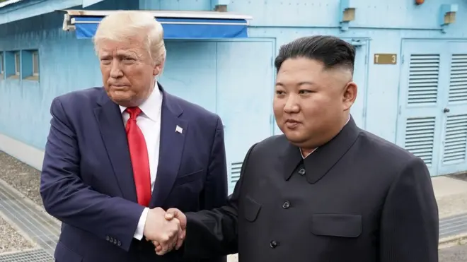 В ходе встречи Трамп на несколько секунд перешел на территорию Северной Кореи