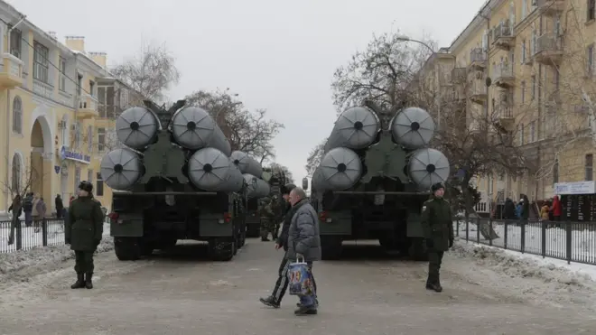 Rusya'nın S-400 savunma sistemi İkinci Dünya Savaşı anmaları sırasında Volgograd kentinde bir geçit töreninde