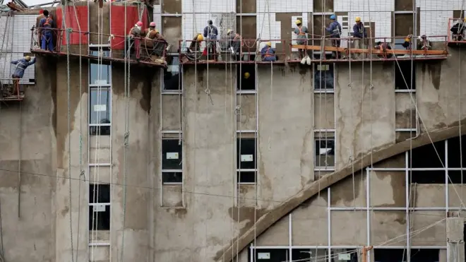 2016년 5월 4일 북한 평양에서 건설업 종사자들이 일을 하고 있다