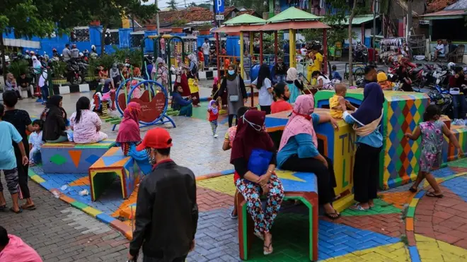 Sejumlah warga beraktivitas di kawasan Jembatan Berendeng, Kota Tangerang, Banten, Minggu (21/06). Kawasan tersebut terpantau ramai meski Pembatasan Sosial Berskala Besar (PSBB) Tangerang Raya masih berlangsung hingga 28 Juni 2020.