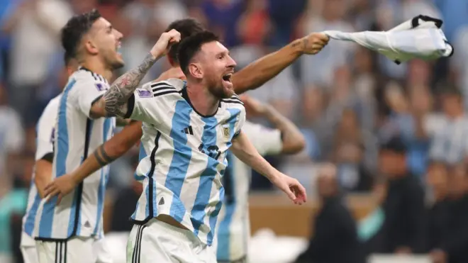 مسی و هم تیمی‌هایش پس از پیروزی مقابل فرانسه