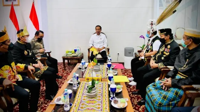 Presiden Joko Widodo membicarakan ibu kota negara (IKN) baru dengan sejumlah tokoh masyarakat dan adat Kalimantan Timur, Senin (31/01)