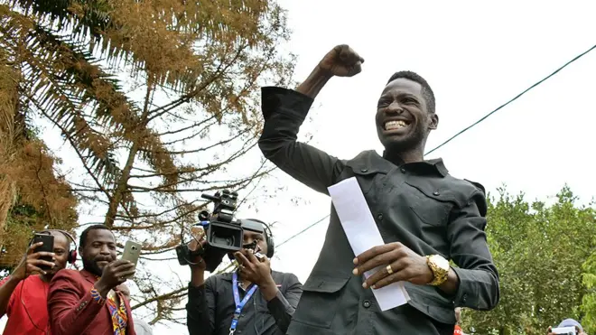 Bobi Wine doit comparaître "pour trahison"