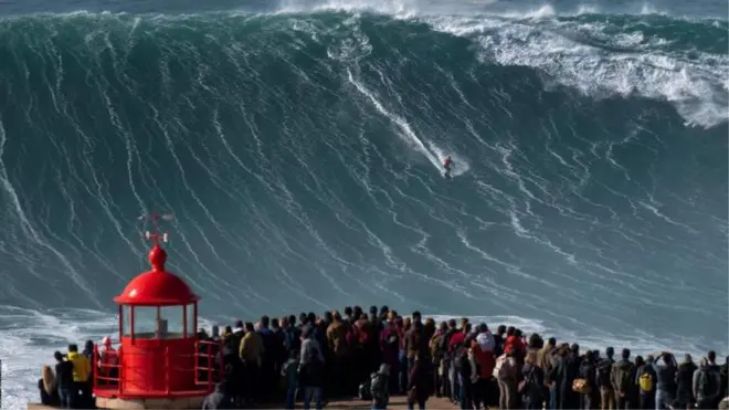 از سال ۲۰۱۱ و بعد از رکوردشکنی گرت مک‌نامارا، موج‌سوار اهل هاوایی در نازاره، این شهر به مرکز بلامنازع بزرگ‌ترین موج‌های جهان تبدیل شده است