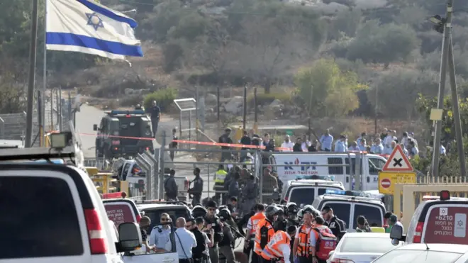 Pelaku ditembak mati aparat keaman setelah menewaskian tiga orang Israel sementara seorang korban lagi cedera serius.