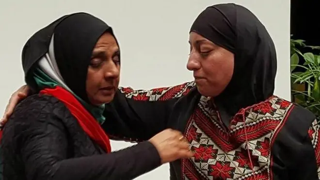 Abeer Zayaad (kanan) bersama perempuan Palestina lain.