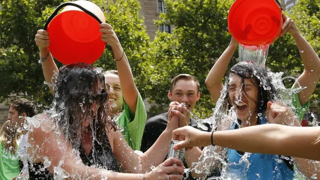 Участники флешмоба выливали на себя ведро ледяной воды, после чего каждый из них бросал вызов сделать то же самое любым трем людям