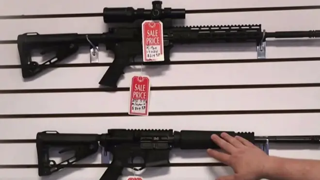 أفادت الشرطة الأمريكية بمقتل 17 شخصا على الأقل في حادث إطلاق نار على حشد من الناس في مدرسة ثانوية في مدينة باركلاند بولاية فلوريدا.