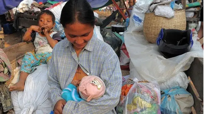 Các nhà phê bình nói việc làm này khuyến khích các bà mẹ bán sữa của mình thay vì dùng để nuôi con họ