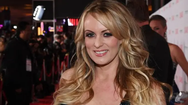 ستورمي دانييلز تقول إنها بدأت إقامة علاقة جنسية مع ترامب عام 2006