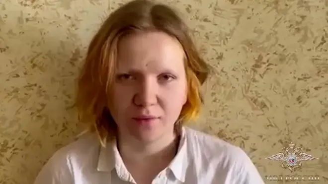 رفضت داريا تريبوفا الكشف عن من أعطاها التمثال الصغير لكن السلطات الروسية تتهم شخصيات معارضة