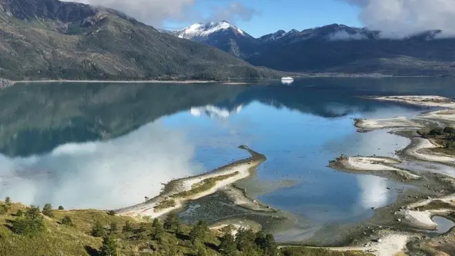 Penulis James Clark melakukan perjalanan melewati Selat Magelhaens, hampir 500 tahun setelah rute laut tersebut ditemukan.