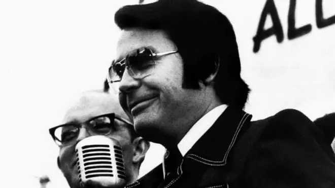 جيم جونز زعيم طائفة معبد الشعوب