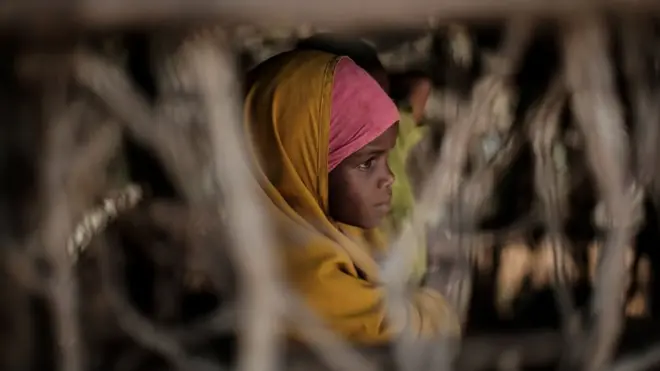 Une fillette réfugiée somalienne dans un abri de fortune au complexe de réfugiés de Dadaab, dans le nord-est du Kenya.