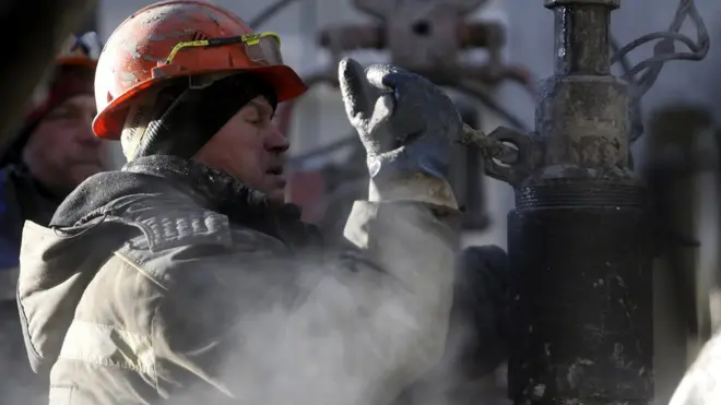 "Роснефть" продолжает добычу на многих месторождениях, но самые трудные пока не осваивает в том числе и из-за недостатка оборудования