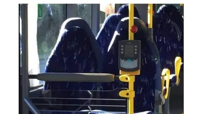 Menurut Anda, apakah ini kursi kosong di bus kota atau sekelompok perempuan yang mengenakan burka?
