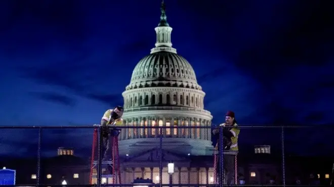 عمال ينصبون حاجزاً أمام الكونغرس