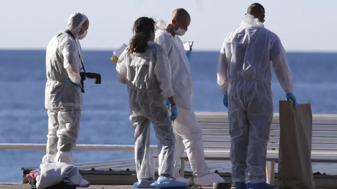 Los cuerpos siguen en el Paseo de los Ingleses, cuentan algunos testigos.