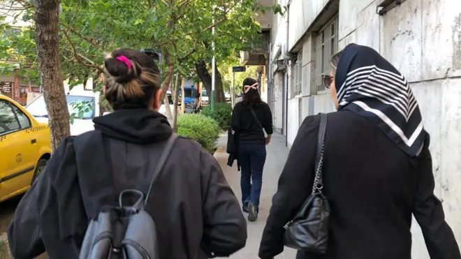 히잡을 착용하지 않은 이란 여성