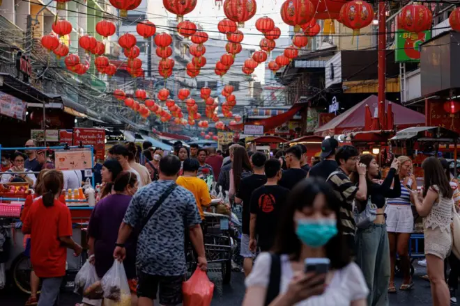 Người mua sắm và khách du lịch ở China Town, Bangkok, Thái Lan vào thứ Bảy, ngày 2/2/2024