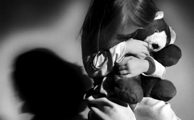 Дівчинка з іграшкою