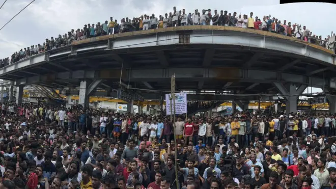 आंदोलकांची गर्दी 