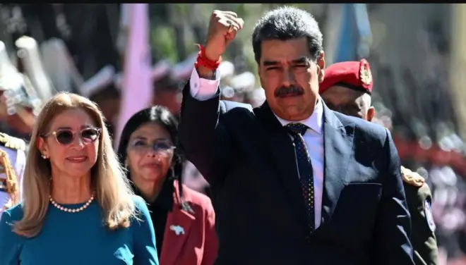 Maduro acena com punho fechado