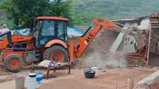 हरियाणा के नूंह में बुलडाज़र