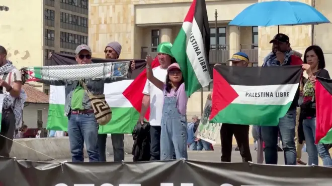 كولومبيون يحملون الأعلام الفلسطينية في مظاهرة مؤيدة للفلسطينيين