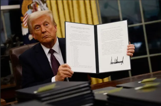 Aarẹ trump pẹlu iwe aṣẹ kan