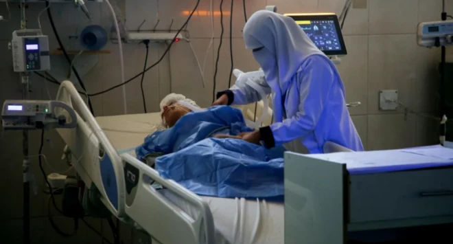 طبيبة في مستشفى ناصر في غزة