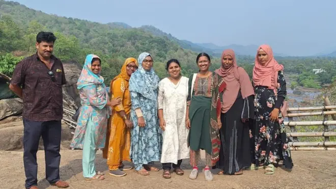 வால்பாறை பயணம் மேற்கொண்டவர்களில் சிலர்.