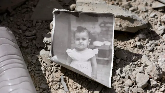 црно-бела фотографија детета после израелског напада на либан