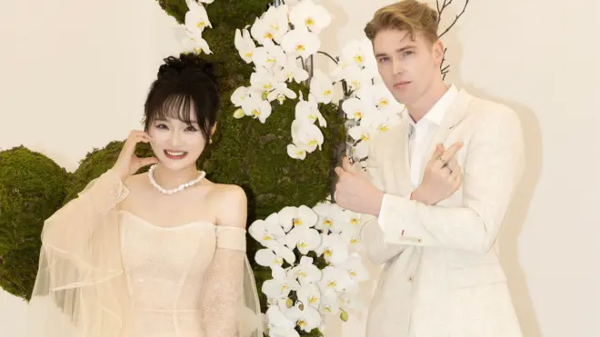 Laura Deng n'umukunzi we w'Umwongereza Charles Thomas