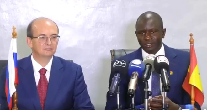 L'ambassadeur de Russie au Sénégal Dmitry Kourakov (à gauche) et le maire Babacar Diop. 