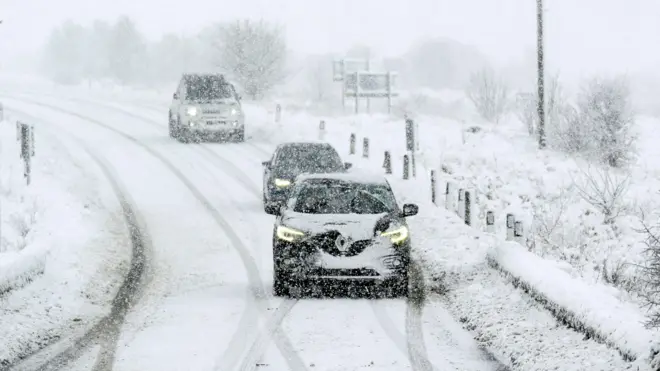 Kolona vozila na zavejanom putu