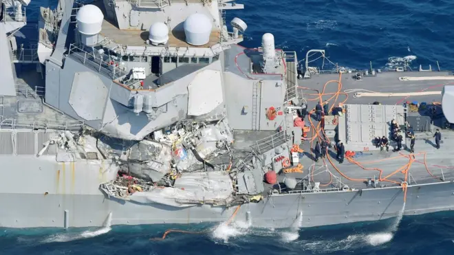 Imágenes aéreas desde un helicóptero mostraban la magnitud de los daños en el USS Fitzgerald.
