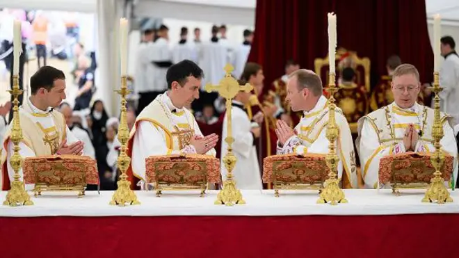 Marc Hanappier, Michel Poinsinet de Sivry, Michael Goldade i Pascal Schreiber podczas uroczystości konsekracji biskupiej w Międzynarodowym Seminarium Świętego Piusa X w Écône w Szwajcarii, 1 lipca 2026 roku.
