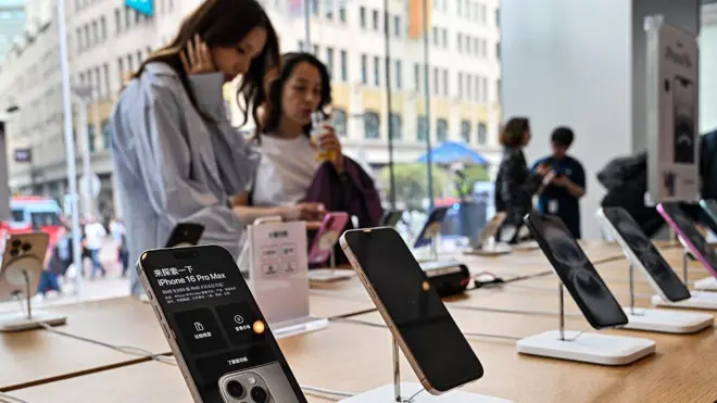 2025年4月11日，人們在上海黃浦區的一家蘋果商店瀏覽展示的iPhone16。