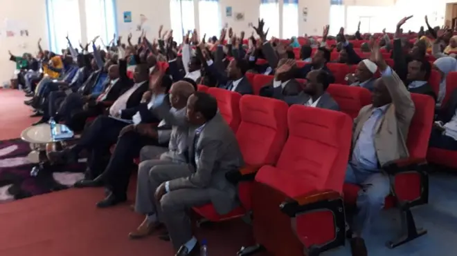 Xildhibaannadu cod aqlabiyad leh ayey ku ansixiyeen calanka